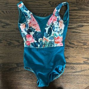 Lucky Leo floral Dart with mesh